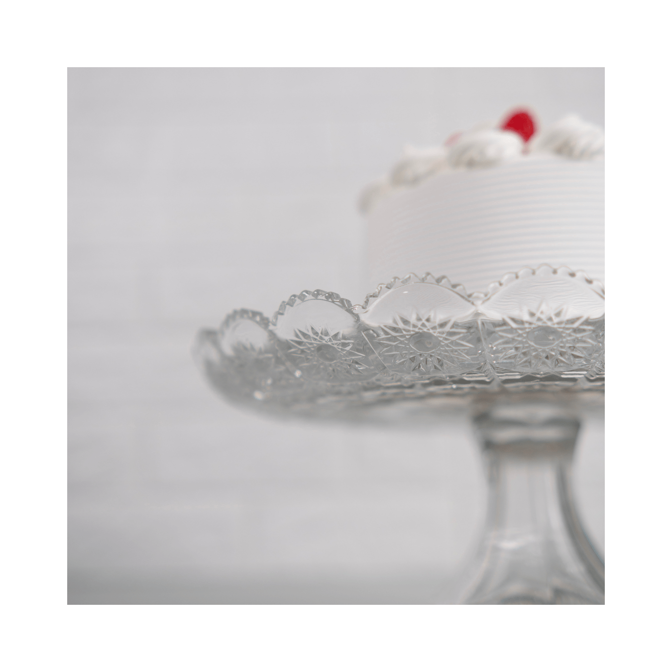 Boleira Prato Para Bolo Gourmet Sakara Com pé e tampa 29,5cm